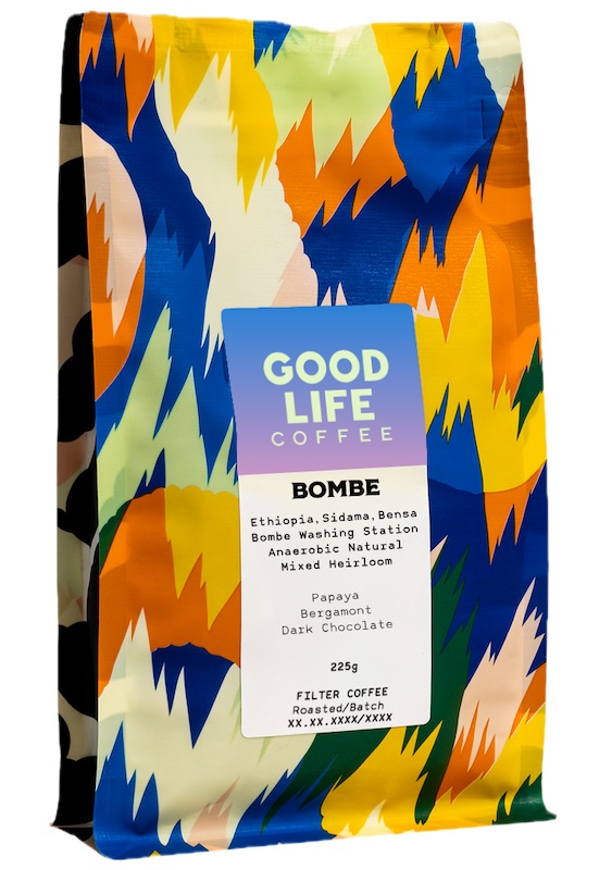 Bombe - kahvipussi. Hedelmäinen, anaerobic natural -prosessoitu suodatinkahvi Etiopiasta. Maussa papayaa, bergamonttia ja tummaa suklaata.